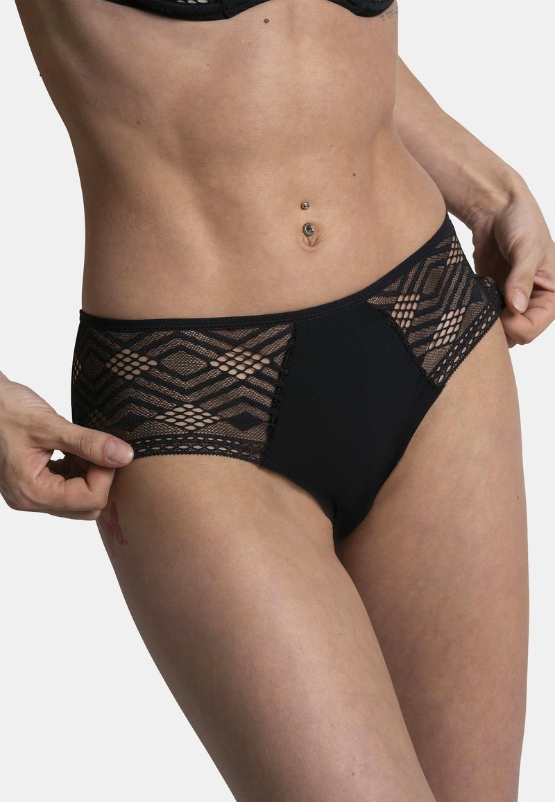 Des sous-vêtements noirs avec un motif de dentelle géométrique à la taille et sur les côtés, dotés d'un corps en tissu lisse pour un ajustement confortable.