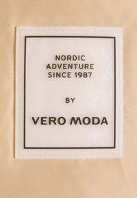 Vero Moda Petite Piumino lungo - off-white