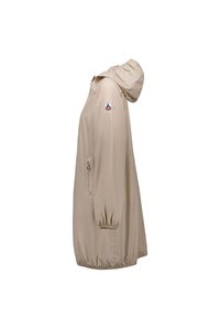 Imperméable léger beige à capuche avec poignets élastiques, poche latérale zippée et écusson rond avec logo sur la manche supérieure.