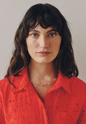 Next, REGULAR FIT - CUTWORK MINI TIE WAIST SHIRT DRESS  . - Skjortekjole - red