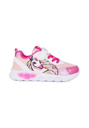 Scarpa da ginnastica per bambini rosa e bianca con design di unicorno con paillettes, lacci rosa, cinturino in Velcro e suola luminosa con ali rosa.