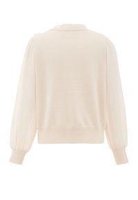 Maglione beige chiaro con scollatura tonda, maniche lunghe a sbuffo e orlo a costine. Texture liscia con delicati accenti di volants sulle spalle.