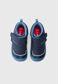 Marineblaue Kindersneaker mit Klettverschluss, roten Innensohlen und reflektierenden Details, Größe 28, von oben auf einem weißen Hintergrund fotografiert.