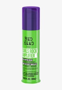 Flacon de crème Bed Head TIGI Curls Rock Amplifier vert et violet avec texte détaillant l'utilisation du produit et son volume de 100 ml.