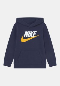 Sudadera azul marino con un bolsillo frontal, que presenta un logo blanco de "NIKE" y un swoosh amarillo. Fabricada con un tejido suave y texturizado.