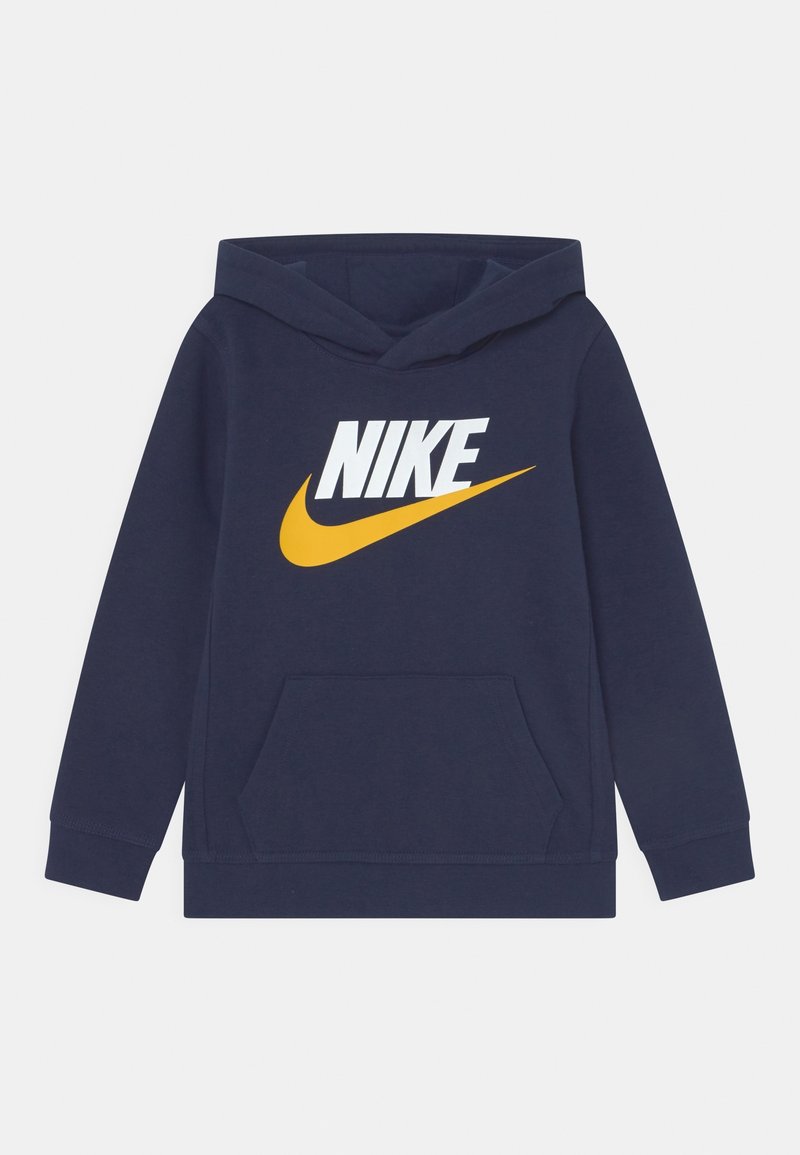 Sudadera azul marino con un bolsillo frontal, que presenta un logo blanco de "NIKE" y un swoosh amarillo. Fabricada con un tejido suave y texturizado.