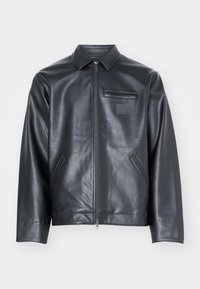 Veste en cuir noir avec un col, fermeture éclair sur le devant et poche poitrine. Elle dispose de deux poches latérales et d'une texture lisse.