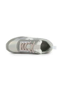 Baskets de sport grises avec un mélange de matériaux en suède et en maille. Présentent un système de lacets rose clair et des accents texturés. Bout rond et col rembourré.