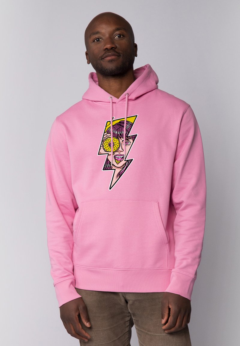 Roze hoodie met een gedurfde grafische afbeelding van een gezicht binnen een bliksemflits, met gele en zwarte accenten, gemaakt van zachte stof.
