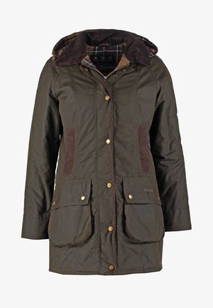 Veste marron résistante à l'eau avec capuche, dotée de boutons dorés, de deux poches avant et d'une doublure à carreaux. Accents de tissu marron foncé.