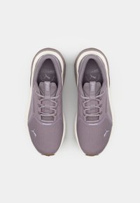 Scarpe sportive viola con upper in rete, collare imbottito e suola flessibile. Presentano una soletta di colore chiaro e dettagli testurizzati.