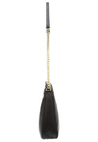 Bolso de mano de cuero negro con un acabado texturizado, que presenta una correa de cadena dorada y un perfil lateral plano. Los detalles incluyen un mango superior liso.