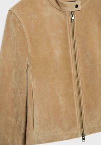 Veste en suède camel avec une fermeture éclair frontale et un col à bouton-pression, présentant des coutures nettes et une texture lisse.