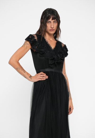 Rochie neagră cu fustă din tul și bust transparent, ornamentată cu aplicații florale 3D la umeri și o talie ajustată.