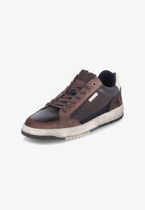 Braune Leder-Sneaker mit einer Kombination aus glatten und Wildleder-Oberflächen, kontrastierenden schwarzen Akzenten und einer Gummisohle. Schnüroption.