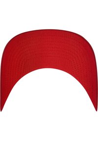 Piros baseball sapka sima textúrával és diszkrét varrási részletekkel. Ívelt forma, napvédelemre tervezve.