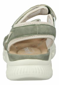 Sandal in suede verde con design a strappo regolabile, soletta beige morbida, suola bianca testurizzata e tacco imbottito per il massimo comfort.
