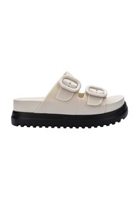 Białe gumowe klapki z dwiema regulowanymi klamrami, szerokim paskiem i czarną teksturowaną podeszwą. Posiadają zaokrąglony czubek i wycięty wzór.