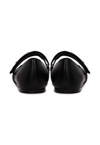 Balerini negre din piele, cu un toc mic, având o formă elegantă, rotunjită a vârfului și o curea ajustabilă împodobită cu un accent metalic.
