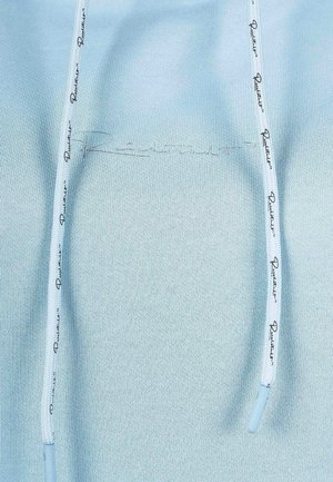 Lichtblauwe hoodie van een gestructureerde stof, met een zak aan de voorkant en trekkoorden. De trekkoorden hebben geprinte merknaamaccenten.