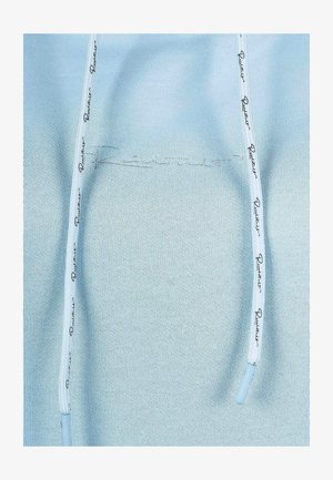 Lichtblauwe hoodie van een gestructureerde stof, met een zak aan de voorkant en trekkoorden. De trekkoorden hebben geprinte merknaamaccenten.