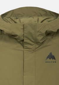 Jachetă cu glugă de culoare verde măslinie, cu o textură netedă, având un logo al unui munte și numele brandului pe piept. Detalii de design minimalist.