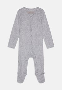 Grå langermet dress laget av mykt stoff. Har V-hals og en knappestolpe foran med sølvfester på den ene siden.