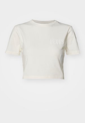 Rövid ujjú, felvágott, off-white pamut póló ribbelt nyakkal és debreceni "PEOUS" felirattal a bal mellen.