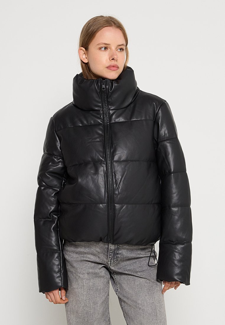 Giacca puffer nera in pelle con colletto alto, zip frontale e design imbottito. Caratterizzata da maniche ampie e una trama liscia.