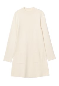 Robe en tricot de couleur crème avec manches longues, col montant et deux poches frontales. Le tissu semble doux et a une texture lisse.