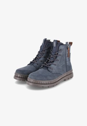 Dunkelblaue Lederstiefel bis zum Knöchel mit braunen Gummisohlen. Mit Schnürsenkeln, Reißverschluss und dezentem Logo-Detail an der Seite. Strukturierte Oberfläche.