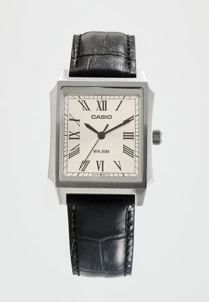 Ceas de mână pătrat argintiu Casio cu curea neagră din piele, cadran alb, cifre romane și ace pentru ore, minute și secunde care arată ora 10:09:36.