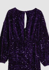 Vestito purpureo di paillettes con un profondo scollo sulla schiena, maniche lunghe e vita elastica. Il tessuto ha una consistenza morbida con paillettes circolari lucide.
