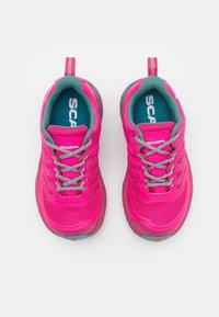 Helle pinke Laufschuhe mit Mesh-Obermaterial, türkisfarbenen Akzenten und grauen Schnürsenkeln. Verfügt über einen Zugriegel und eine gepolsterte Sohle für zusätzlichen Halt.