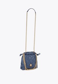 Bolso de cubo de cuero acolchado azul con cierre de cordón, correa de cadena dorada y detalle decorativo de hardware dorado en la parte delantera.