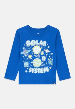 Niebieska koszulka z długim rękawem z grafiką Układu Słonecznego z planetami i gwiazdami, wykonana z miękkiej bawełnianej mieszanki.