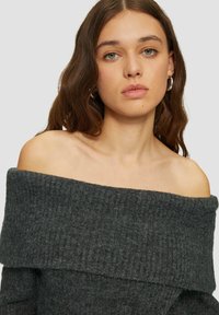 Dunkelgrauer, off-shoulder gestrickter Pullover mit gerippter Textur und weitem Halsausschnitt, ausgestattet mit einem gefalteten Design am Oberteil.