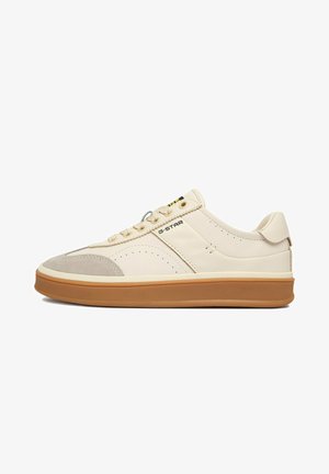 Beżowy niskoprofilowy sneaker z gumową podeszwą, zamszowym noskiem, sznurowanym zapięciem i logo G-STAR po boku.