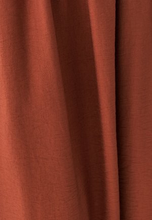 Tkanina v hrdzavej farbe s jemným, textúrovaným povrchom, ktorá sa jemne splýva s nenápadnými vráskami a hladkým zakončením.