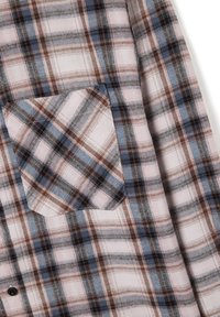 Camicia a quadri realizzata in un morbido tessuto testurizzato con motivi marrone, blu e rosa, dotata di una tasca sul petto sinistro e chiusure a bottoni nere.