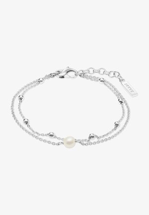 Bracciale d'argento con due catene, caratterizzato da perle sferiche e una perla centrale. Include una chiusura a gancio e un piccolo tag con il marchio.