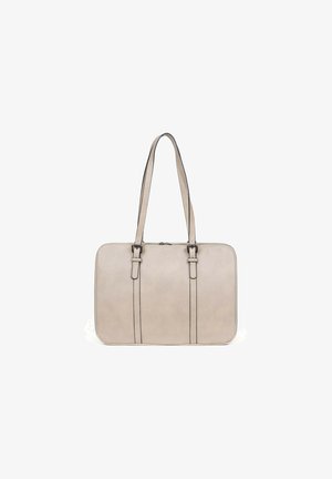 Sac fourre-tout en cuir beige clair avec deux poignées, de forme rectangulaire, fermeture zippée sur le dessus et détails de couture noire contrastante.