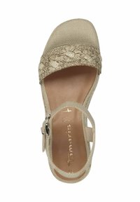 Sandalo beige con tomaia testurizzata, ricamo floreale lungo la cinghia e chiusura con fibbia. Suola morbida e design open-toe.