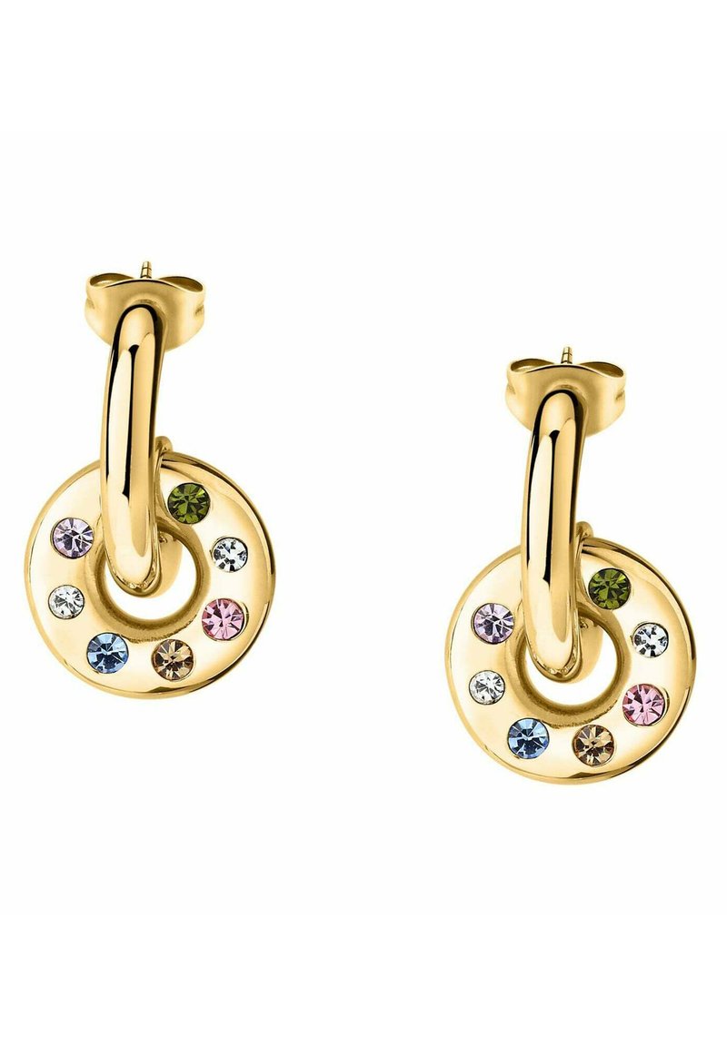 Orecchini circolari in tono oro con design a loop intrecciato, decorati con cristalli multicolori lungo il bordo. Superficie liscia e lucida.