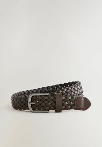 Cinturón de cuero trenzado de color marrón oscuro con una hebilla de metal plateada, con un acabado texturizado y un extremo en forma de punta.
