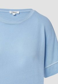 Lichtblauw T-shirt met korte mouwen van zachte katoenstof, met een ronde halslijn en het kenmerkende s.Oliver-label op de hals.
