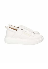 Baskets en cuir blanc avec un bout rond, semelle en caoutchouc plate et laçage. Présente une étiquette en boucle au talon et un logo discret sur le côté.
