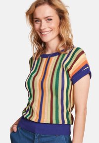 Stickad kortärmad topp med flerfärgade vertikala ränder i grön, orange och brun; ribbad lila rundhals och nederkant.