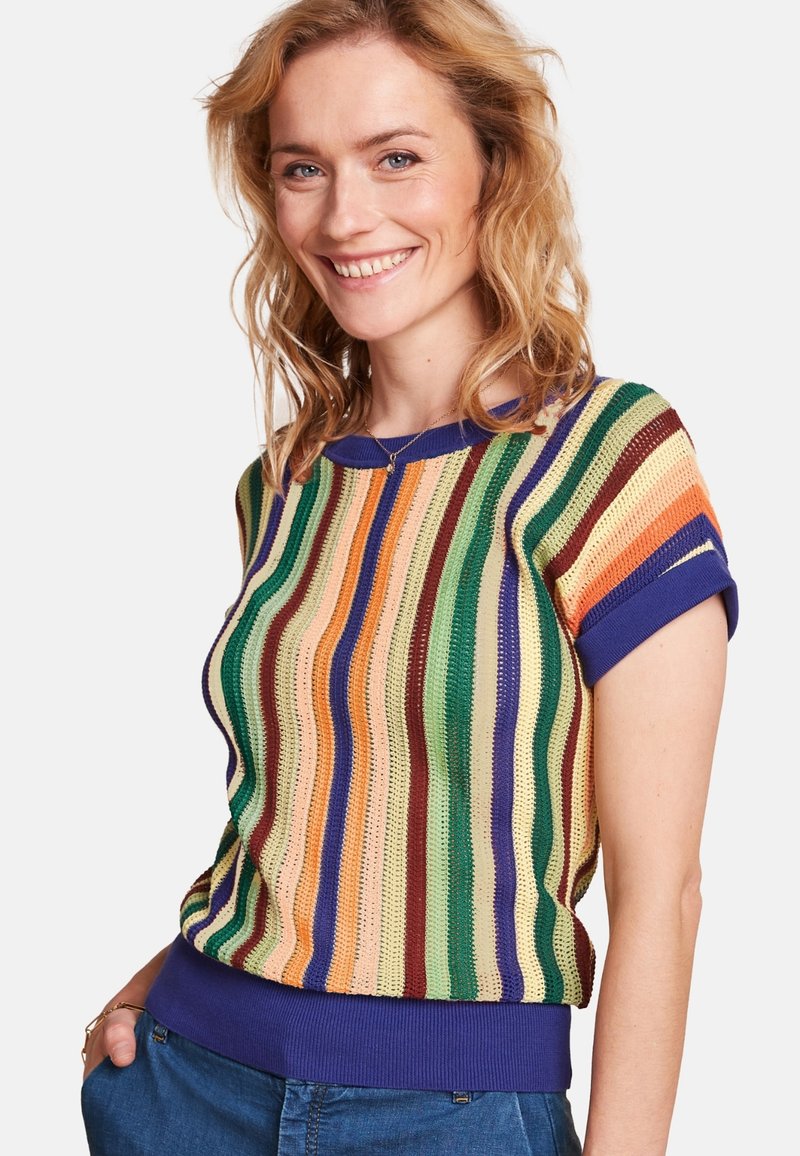 Stickad kortärmad topp med flerfärgade vertikala ränder i grön, orange och brun; ribbad lila rundhals och nederkant.