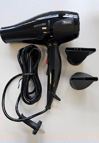 Zwarte haardroger met het label "Ventus Pro" met een snoer en stekker, vergezeld van twee opzetstukken op een lichte achtergrond.